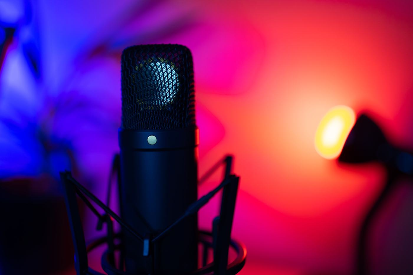 Podcasts and audio treatment: Studio session, in colour